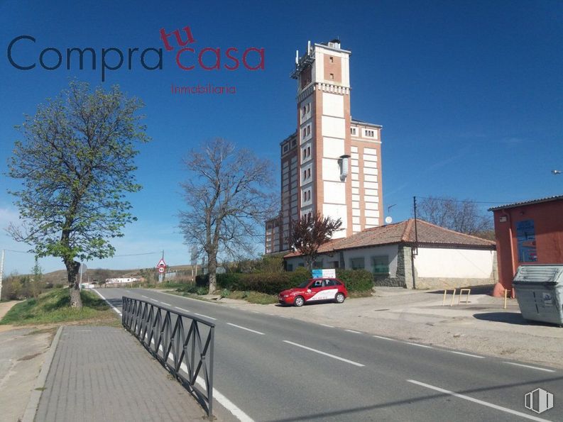 Nave en venta en Zona Zamarramala , Segovia, 40196 con edificio, cielo, planta, vehículo, coche, árbol, superficie de carretera, asfalto, vehículo motorizado y diseño urbano alrededor