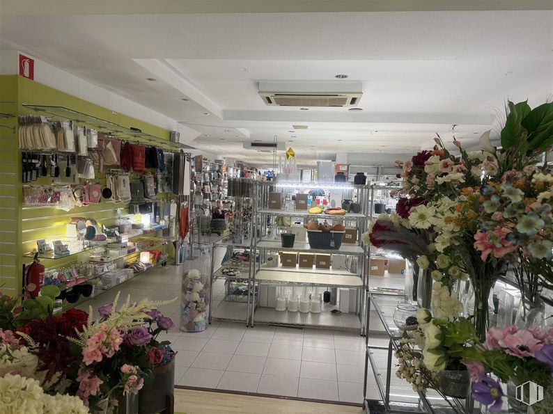 Local en alquiler en Calle López de Hoyos, 69, Chamartín, Madrid, 28002 con interiorismo, mueble, venta al por menor, estante, estantería, techo, floristería, arreglos florales, flores cortadas y vitrina alrededor