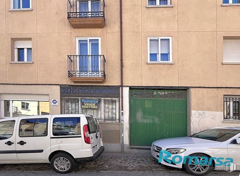 Retail for sale at Calle Cruz de Alcaravaca, Ávila, 05003 with car, wheel, tire, window, van, automotive parking light, land vehicle, vehicle, property and photograph around