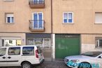 Retail for sale at Calle Cruz de Alcaravaca, Ávila, 05003 with car, wheel, tire, window, van, automotive parking light, land vehicle, vehicle, property and photograph around