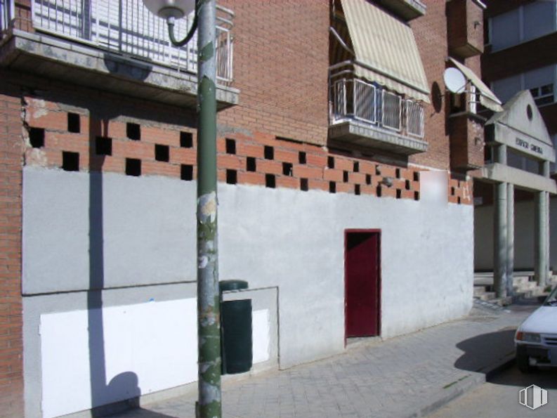 Local en alquiler y venta en Calle Ginebra, Móstoles, Madrid, 28936 con coche, edificio, propiedad, ventana, vehículo, arquitectura, ladrillo, pared, iluminación automotriz y diseño urbano alrededor