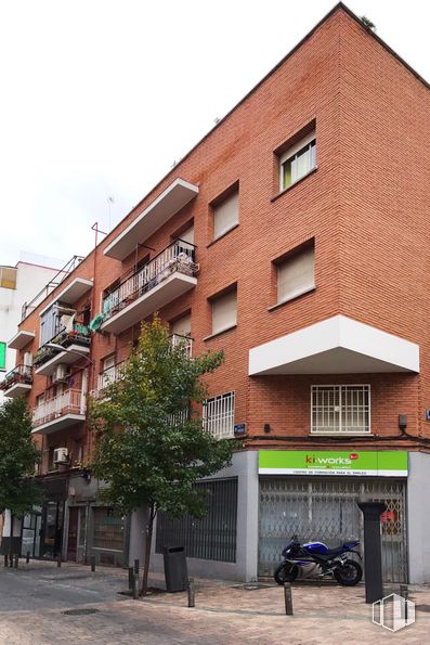 Local en venta en Calle Oviedo, Tetuán, Madrid, 28020 con ventana, edificio, accesorio, hoja, madera, planta, diseño urbano, condominio, pared y barrio residencial alrededor