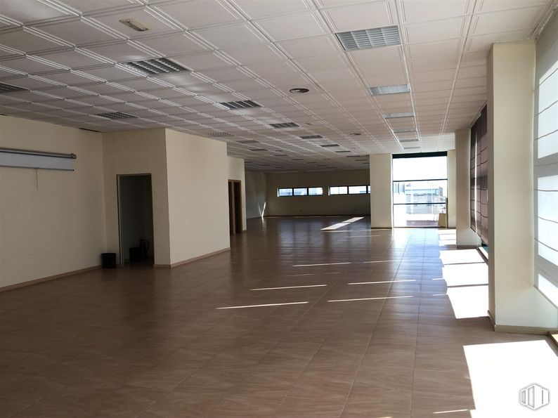 Industrial for sale at San Crispín - La Estación Consorcio, Colmenar Viejo, Madrid, 28770 with flooring, floor, ceiling, interior design, tile flooring, hall, composite material, glass, wood flooring and tile around