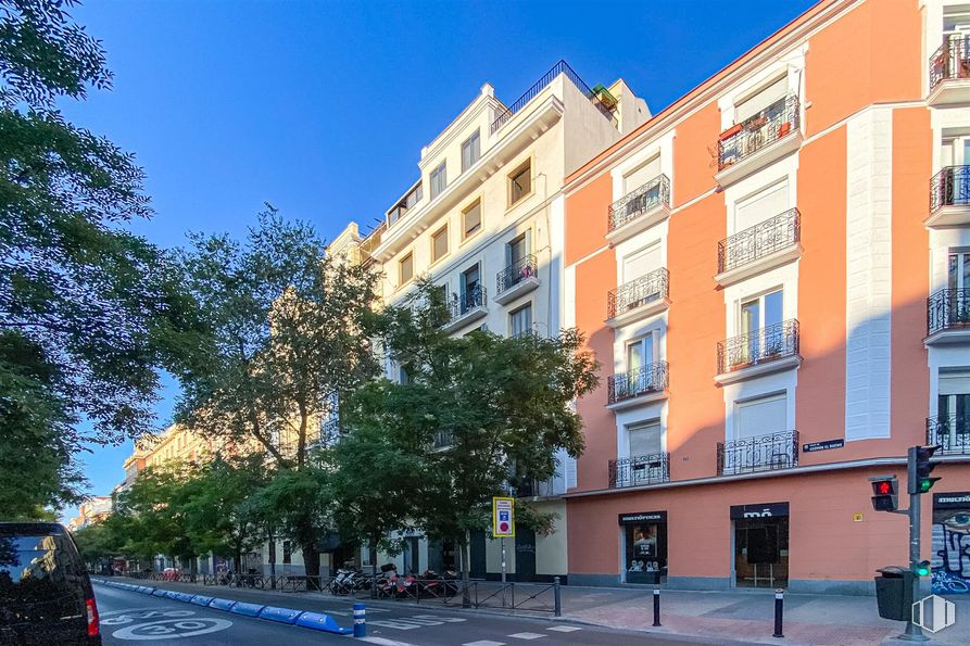 Local en alquiler en Calle Guzmán El Bueno, 47, Chamberí, Madrid, 28015 con edificio, coche, cielo, ventana, azul, diseño urbano, árbol, barrio, superficie de la carretera y condominio alrededor