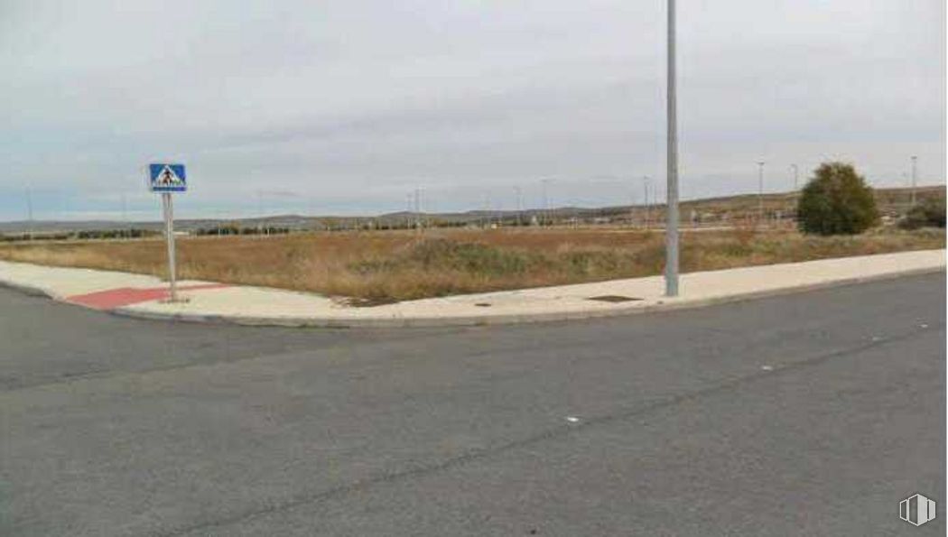 Land for sale at Calle Bartolomé, Ávila, 05003 with cloud, sky, plant, road surface, asphalt, tar, plain, grass, sidewalk and landscape around