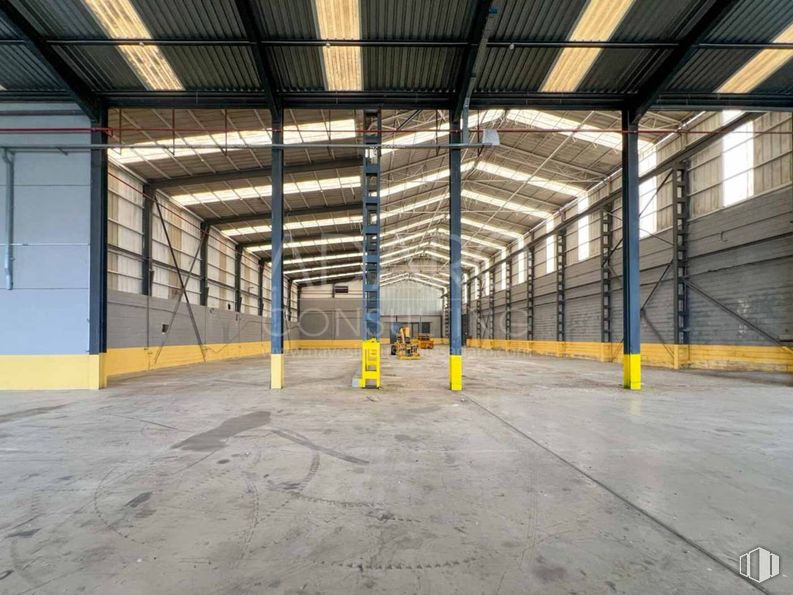 Industrial for sale & for rent at Zona industrial, Valdemoro, Madrid, 28343 with building, beam, wood, hall, flooring, shade, warehouse, asphalt, composite material and parking around