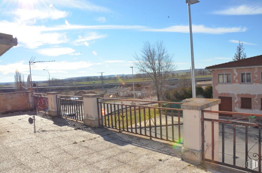 Retail for sale at Calle Bayona, 44, Boceguillas, Segovia, 40560 with building, cloud, sky, property, plant, land lot, fence, road surface, window and tree around