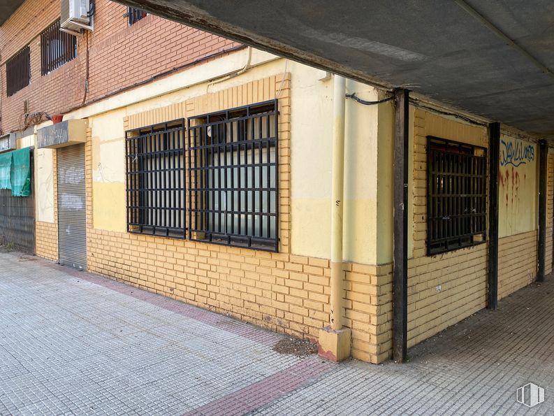 Retail for sale at Calle General Moscardó Guzmán, 14, Guadalajara, 19004 with window, building, wood, road surface, shade, fixture, brickwork, brick, flooring and house around