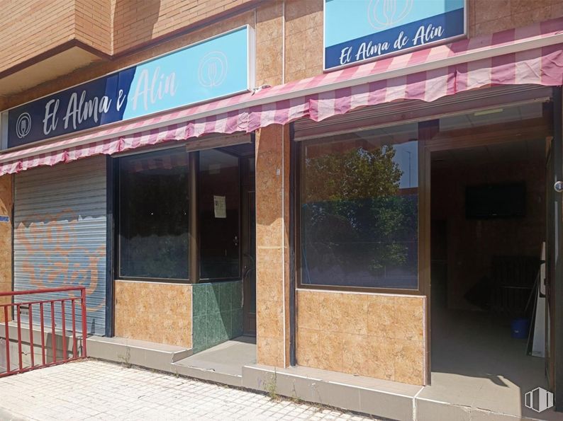 Retail for sale at Avenida Velázquez, 4, Rivas-Vaciamadrid, Madrid, 28521 with property, fixture, door, awning, building, real estate, facade, window, font and house around