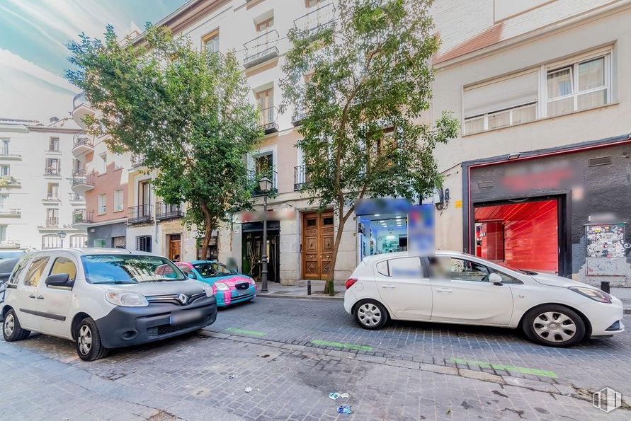 Retail for sale at Calle Desengaño, Centro, Madrid, 28004 with tire, car, wheel, land vehicle, vehicle, window, building, motor vehicle, plant and automotive design around