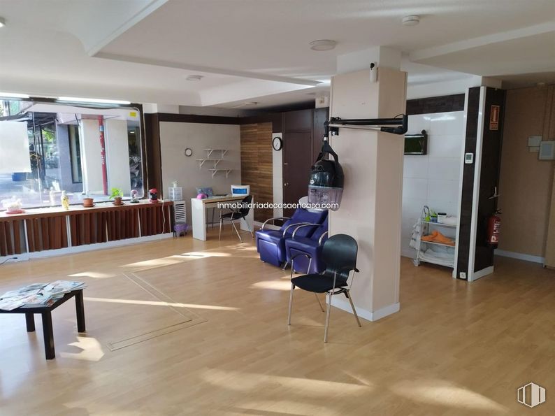 Retail for rent at Plaza Juan XXIII, Alcalá de Henares, Madrid, 28804 with chair, table, coffee table, interior design, floor, flooring, living room, hall, hardwood and ceiling around