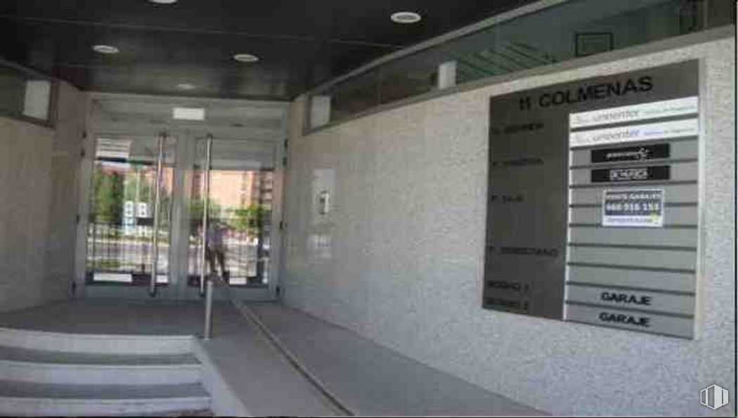 Oficina en venta en Ronda Poniente, Tres Cantos, Madrid, 28760 con mediante, accesorio, fachada, edificio, piso, vidrio, material compuesto, hormigón, techo y transparencia alrededor