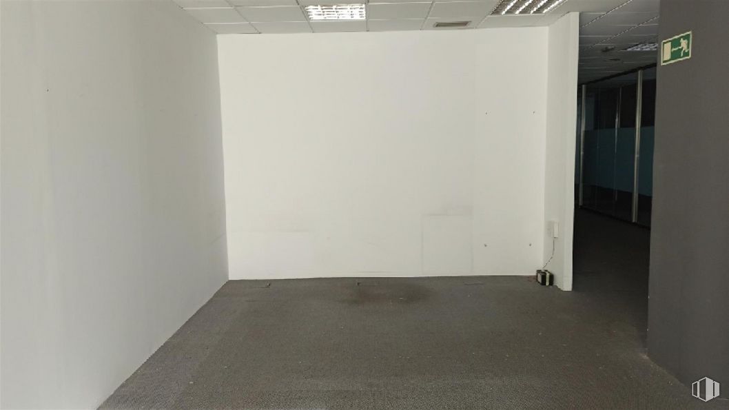 Office for sale at Calle Cólquide, Las Rozas de Madrid, Madrid, 28230 with flooring, floor, fixture, wood, ceiling, hall, event, building, rectangle and room around