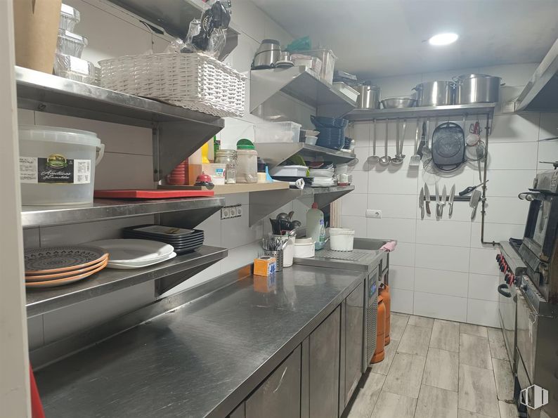 Local en alquiler en Avenida Córdoba, Usera, Madrid, 28026 con encimera, propiedad, ebanistería, vajilla, cocina, interiorismo, aparato de cocina, fregadero, cocina y comida alrededor