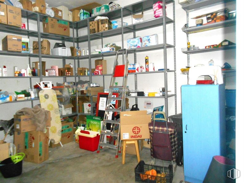 Retail for rent at Zona Sur, Ávila, 05003 with furniture, shelf, shelving, retail, box, shipping box, plastic, food storage, packaging and labeling and collection around