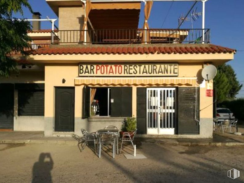 Retail for sale at Zona Centro, El Viso de San Juan, Toledo, 45215 with building, door, furniture, sky, window, plant, tree, facade, shade and leisure around