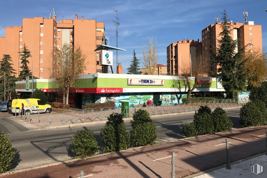 Local en alquiler y venta en  Centro comercial Los Valles, Avenida Príncipes de España, 45, Coslada, Madrid, 28820 con edificio, placa de matrícula, planta, cielo, árbol, superficie de carretera, ventana, arquitectura, diseño urbano y asfalto alrededor