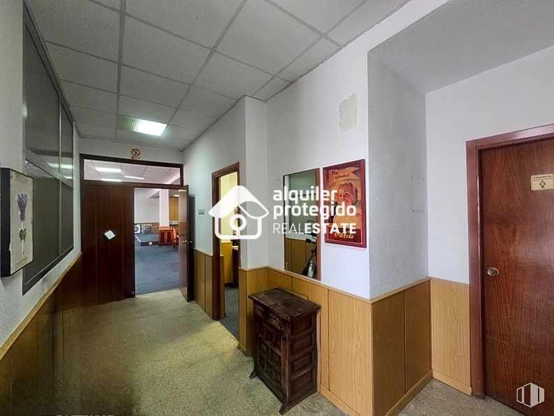 Local en alquiler en Calle Calvario, Getafe, Madrid, 28901 con puerta, ebanistería, hall, suelos, suelo, madera, accesorio, inmobiliario, edificio y techo alrededor