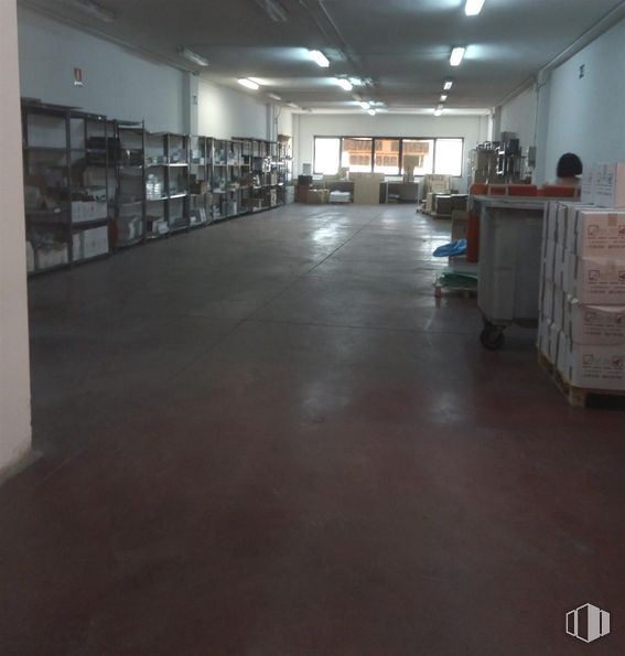 Industrial for sale at Calle San Máximo, 31, Usera, Madrid, 28041 with wood, hall, flooring, shelf, building, floor, shelving, hardwood, bookcase and tile flooring around