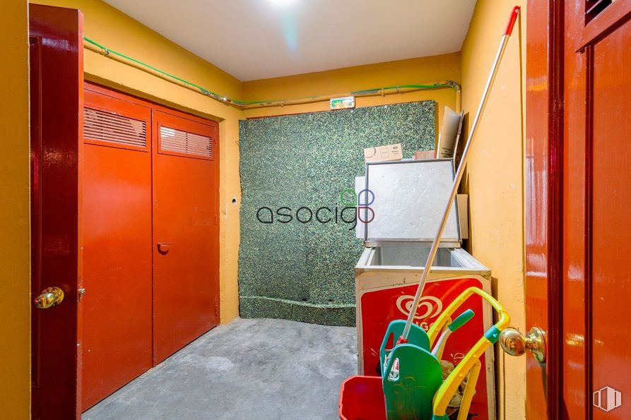 Retail for sale at Calle Real, Yunquera de Henares, Guadalajara, 19210 with door, building, wood, interior design, wall, flooring, gas, paint, house and fixture around