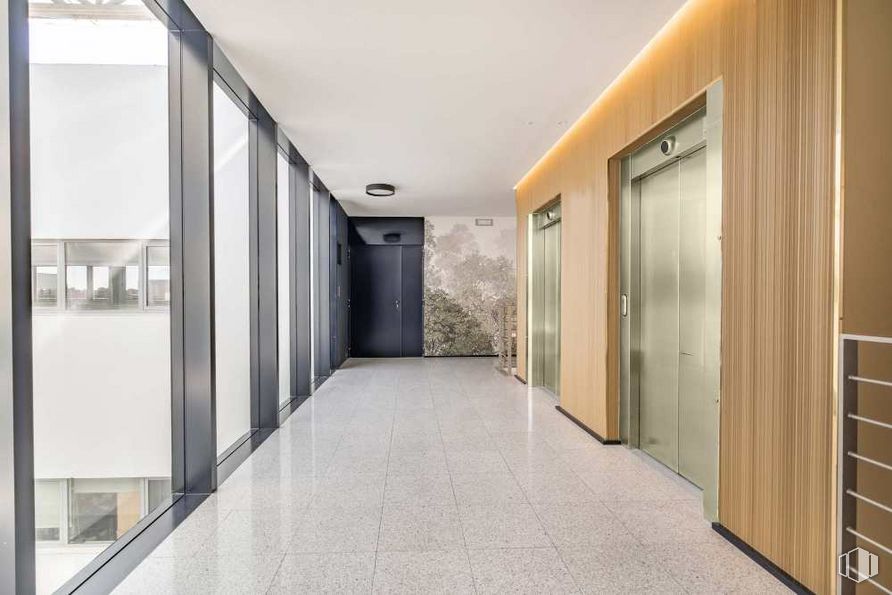 Oficina en alquiler en Calle Valentín Beato, San Blas - Canillejas, Madrid, 28037 con accesorio, puerta, hall, interiorismo, suelos, suelo, madera, inmobiliario, techo y exterior del automóvil alrededor