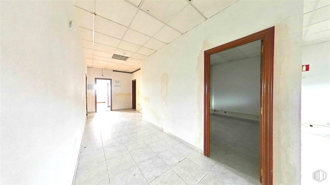 Office for sale at Calle Francisco Aritio, Guadalajara, 19004 with fixture, hall, wood, floor, flooring, door, ceiling, glass, composite material and building around