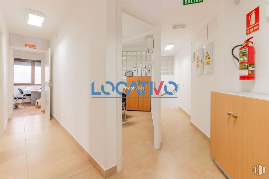 Oficina en alquiler y venta en Zona Centro, Galapagar, Madrid, 28260 con ebanistería, edificio, accesorio, interiorismo, suelos, suelo, madera, arte, techo y hall alrededor