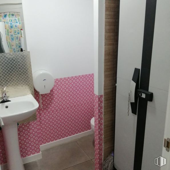 Local en alquiler en Calle Alfonso XII, Móstoles, Madrid, 28934 con fregadero, accesorio de plomería, propiedad, lavabo de baño, grifo, baño, púrpura, puerta, diseño de interiores y accesorio alrededor