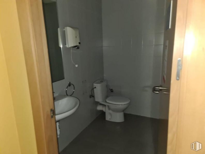 Retail for sale at Avenida Doctor Mendiguchía Carriche, Leganés, Madrid, 28913 with toilet, sink, toilet seat, plumbing fixture, building, bathroom sink, fixture, bathroom, purple and tap around