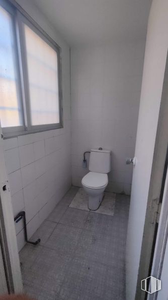 Nave en venta en Calle Río Manzanares, Humanes de Madrid, Madrid, 28970 con inodoro, ventana, bidé, asiento del inodoro, edificio, accesorios de fontanería, accesorio, cuarto de baño, suelo y suelos alrededor