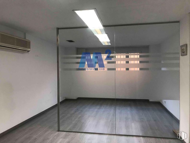 Oficina en alquiler en Calle San Bernardo, Chamberí, Madrid, 28015 con alumbrado, lámpara, suelos, suelo, interiorismo, puerta, vidrio, techo, transparencia y madera dura alrededor