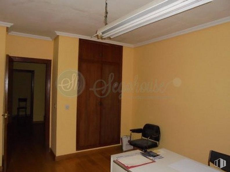 Office for rent at Paseo Conde de Sepúlveda, Segovia, 40006 with chair, door, brown, building, wood, fixture, interior design, flooring, wood stain, floor and paint around