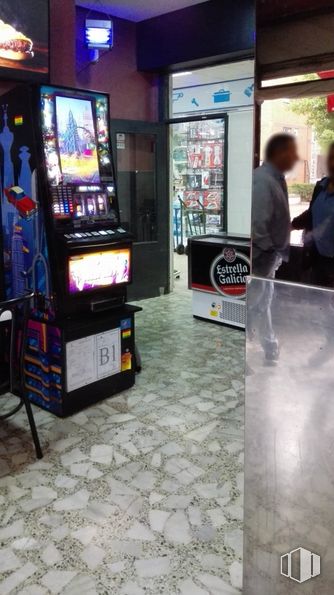 Local en venta en Avenida Dos de Mayo, Móstoles, Madrid, 28934 con persona, pantalones, edificio, suelo, dispositivo electrónico, máquina, gabinete arcade de videojuegos, ciudad, publicidad y superficie de carretera alrededor