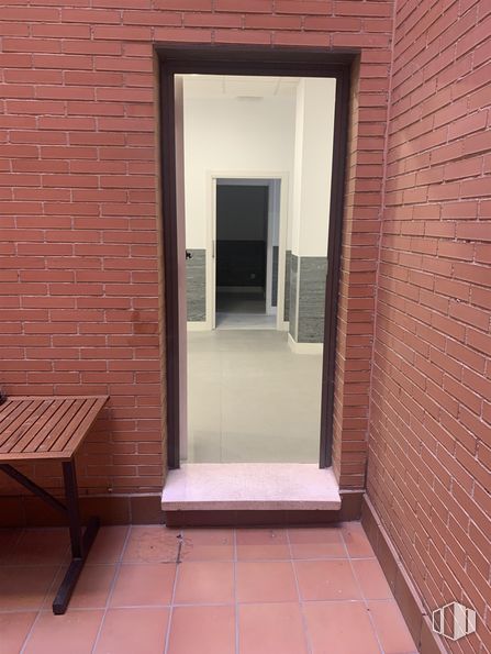 Retail for rent at Calle Puerto de Somport  , Fuencarral - El Pardo, Madrid, 28050 with table, outdoor bench, plant, wood, building, brick, outdoor furniture, fixture, rectangle and building material around