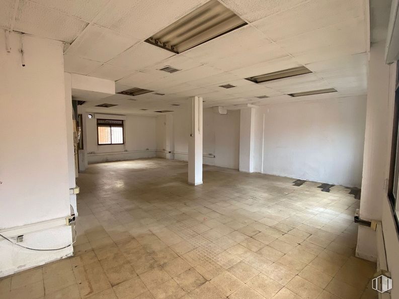 Retail for rent at Calle Cañete, Carabanchel, Madrid, 28019 with window, fixture, hall, floor, flooring, wood, composite material, ceiling, space and glass around