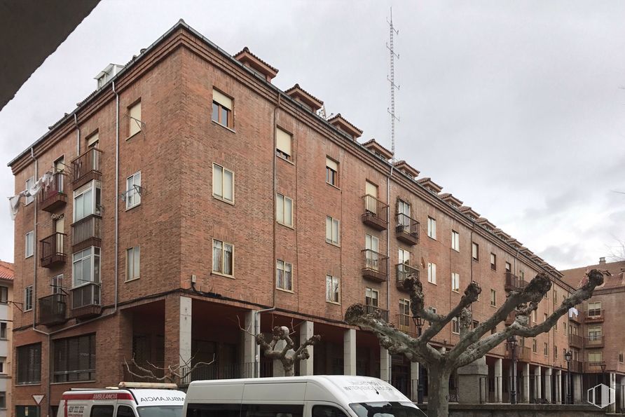 Retail for sale at Plaza San Francisco, 1, Ávila, 05005 with building, sky, land vehicle, property, window, tire, car, vehicle, motor vehicle and van around