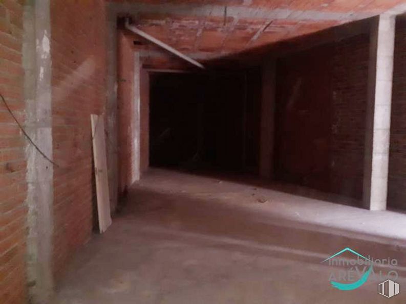 Retail for rent at Calle Teso Nuevo, Arévalo, Ávila, 05200 with wood, floor, flooring, building material, composite material, brick, brickwork, hall, hardwood and concrete around