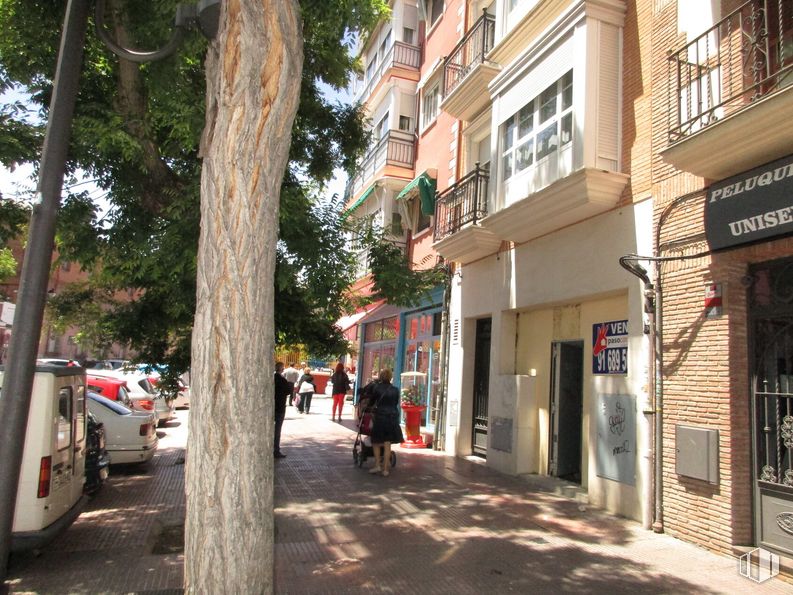 Local en venta en Calle Luna, Leganés, Madrid, 28911 con persona, coche, ventana, edificio, día, rueda, neumático, superficie de carretera, árbol y arquitectura alrededor