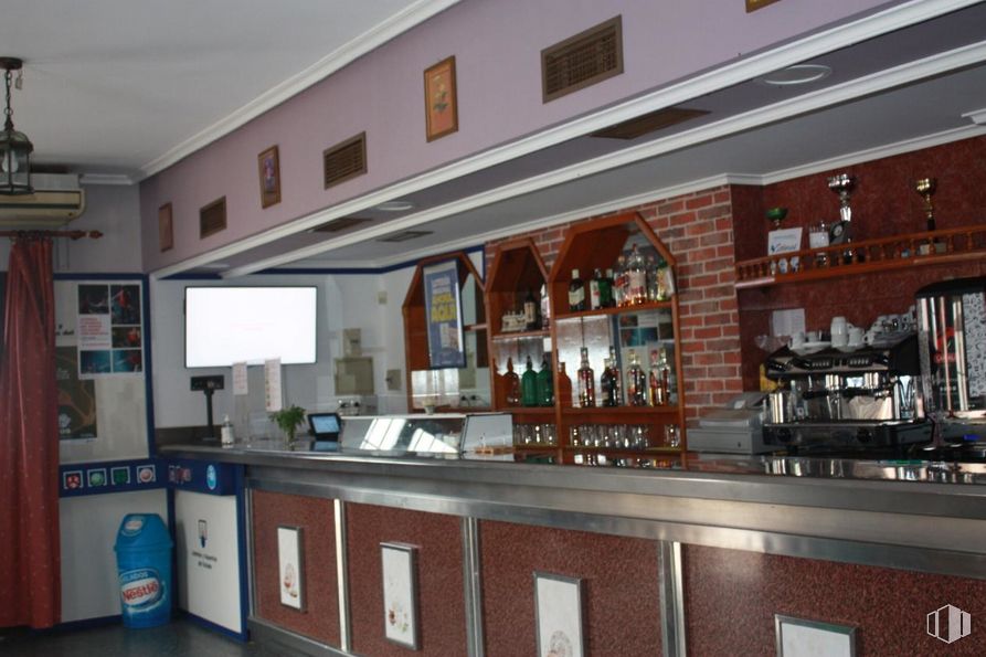 Retail for sale at Avenida Moreno Torres, 31, Alcaudete de la Jara, Toledo, 45662 with cabinetry, drinking establishment, building, barware, bottle, lighting, shelf, shelving, ceiling and drink around