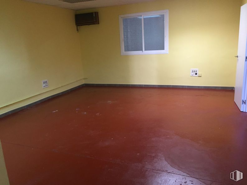 Industrial for rent at Zona empresarial, Pinto, Madrid, 28320 with window, flooring, floor, red, brown, room, wood stain, ceiling, hall and tile flooring around