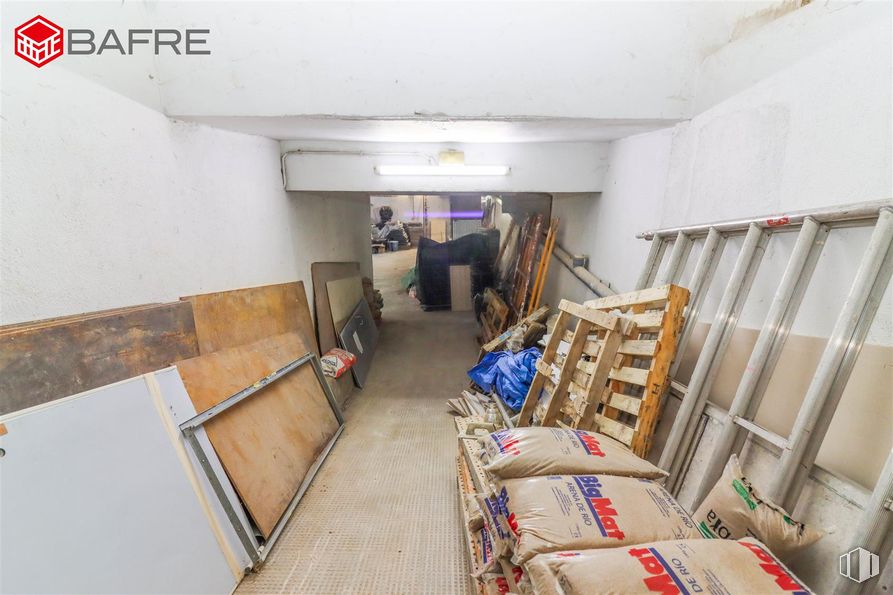 Industrial for sale at Calle Antonio Velasco Zazo, Usera, Madrid, 28026 with bookcase, flooring, floor, building, wood, ceiling, shelf, house, shelving and hardwood around