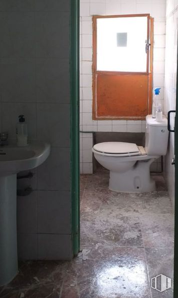 Local en alquiler en Calle Libertad, Arganda del Rey, Madrid, 28500 con inodoro, ventana, fregadero, marrón, accesorios de fontanería, cuarto de baño, morado, asiento del inodoro, lavabo y fluido alrededor