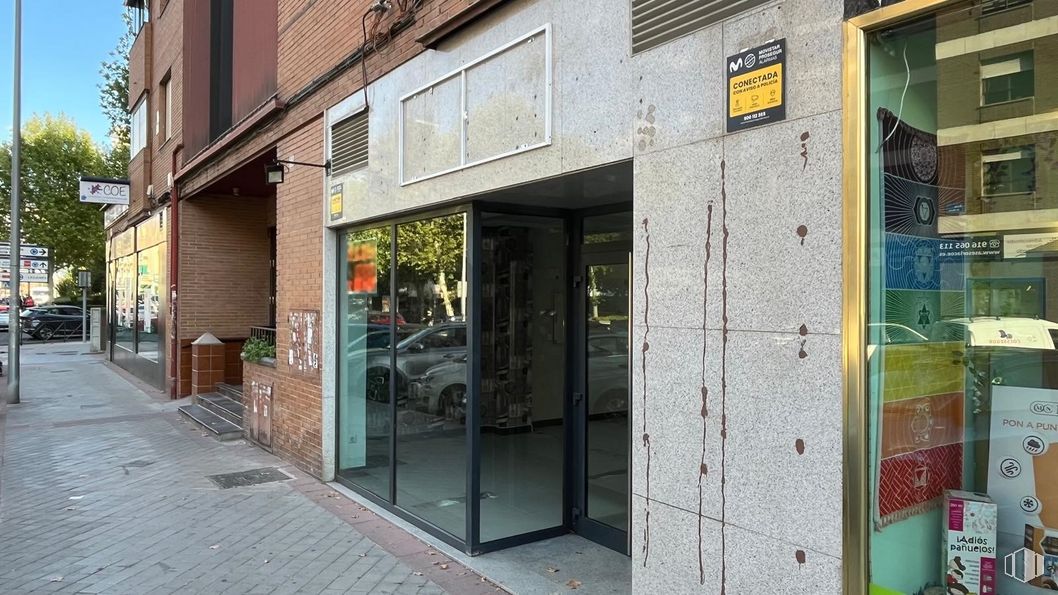 Retail for rent at Calle Murcia, 1, Fuenlabrada, Madrid, 28945 with door, property, plant, building, fixture, facade, awning, window, glass and city around