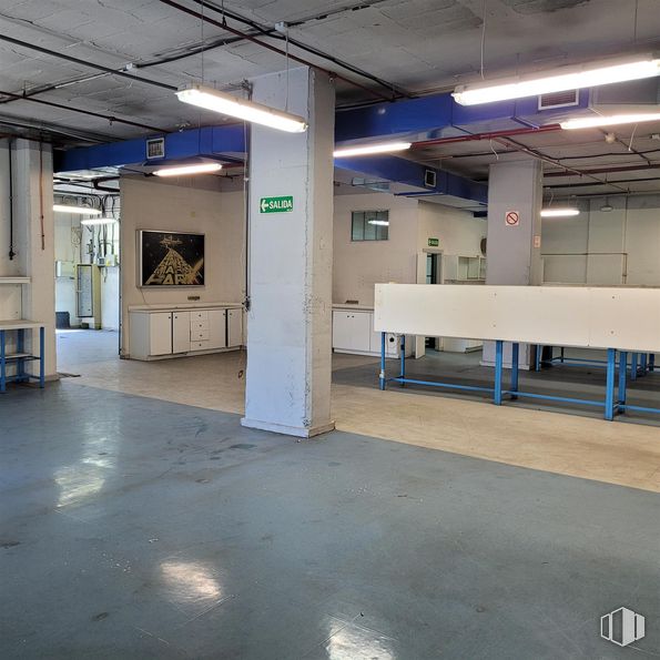 Industrial for sale at Calle María Tubau, Fuencarral - El Pardo, Madrid, 28050 with flooring, ceiling, floor, lighting, composite material, metal, fluorescent lamp, transparency, aluminium and light fixture around