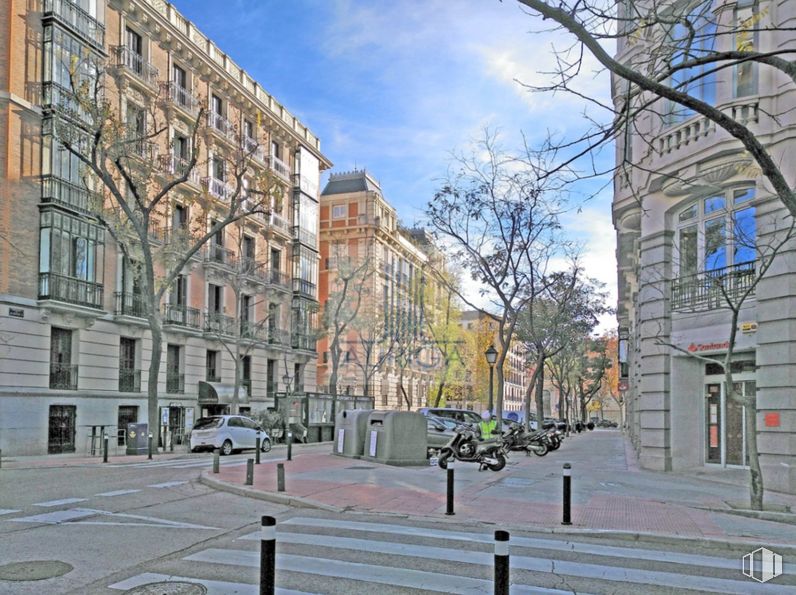 Retail for sale at Barrio Los Jerónimos, Retiro, Madrid, 28014 with building, sky, daytime, window, cloud, wheel, car, road surface, tree and vehicle around