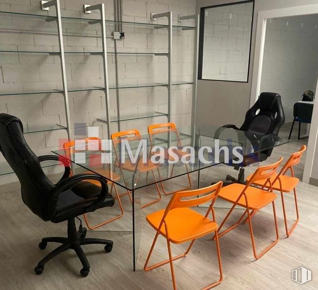 Nave en alquiler y venta en Zona industrial, Villaverde, Madrid, 28021 con silla, mueble, silla de oficina, diseño automovilístico, naranja, interiorismo, amarillo, suelos, madera y suelo alrededor