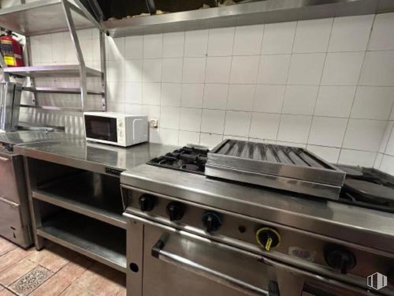 Retail for rent at Plaza Mayor, Redueña, Madrid, 28721 with kitchen appliance, gas stove, home appliance, microwave oven, cabinetry, cooktop, countertop, kitchen stove, stove and kitchen around