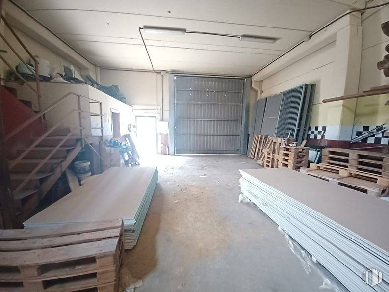 Industrial for sale at Calle Moreras, 4, Ciempozuelos, Madrid, 28350 with property, building, interior design, wood, floor, flooring, wall, fixture, ceiling and hall around