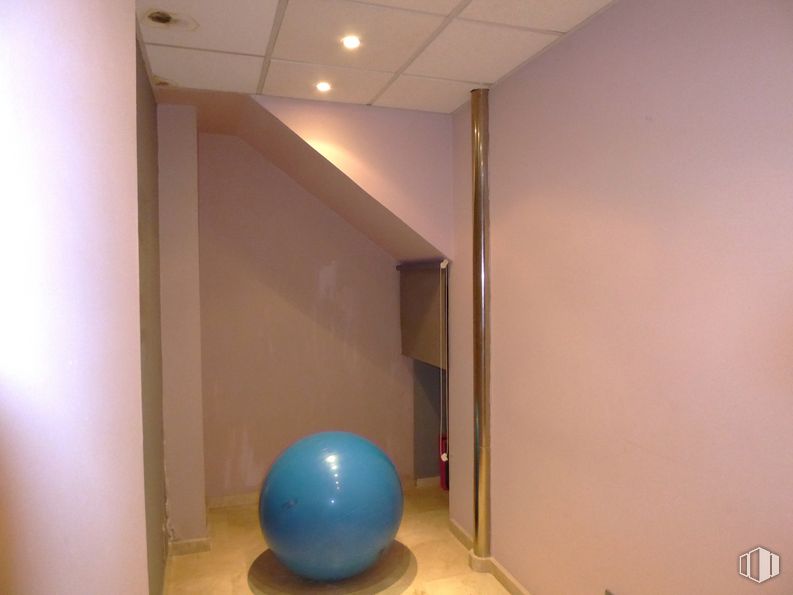 Retail for rent at Calle Fernando el Católico, Chamberí, Madrid, 28015 with ball, treibball, balloon, wood, interior design, flooring, floor, material property, hall and ceiling around