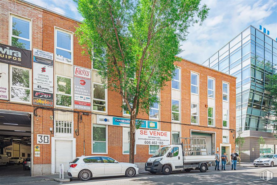 Oficina en alquiler en Calle Julián Camarillo, 38, San Blas - Canillejas, Madrid, 28037 con coche, ventana, neumático, rueda, edificio, vehículo, durante el día, cielo, planta y árbol alrededor